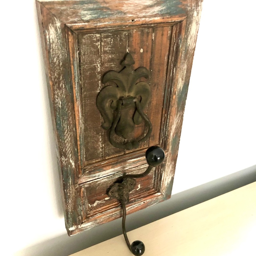 ♣️ Double hook on antiqued wood panel